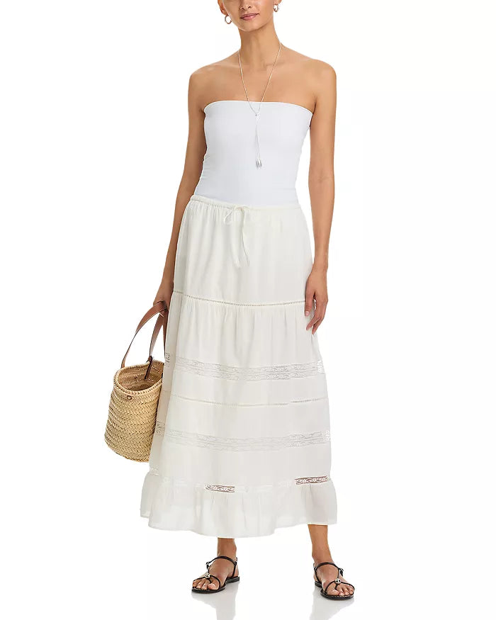Woman wearing a white skirt with lace details