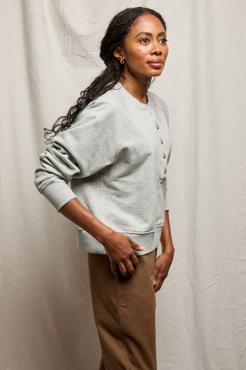 Woman in a medium heather grey Bowen sweatshirt, made of soft knit fabric, suitable for casual wear.