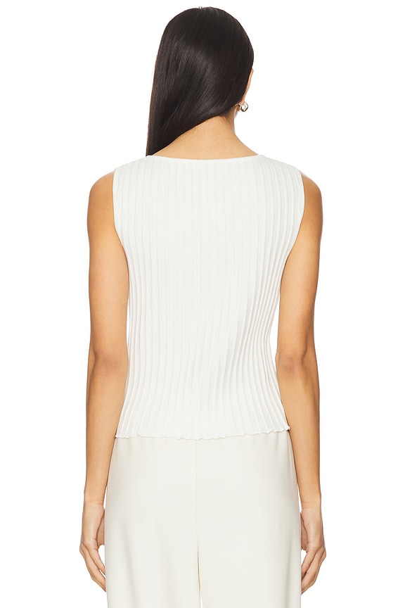 Woman wearing a sleeveless white top