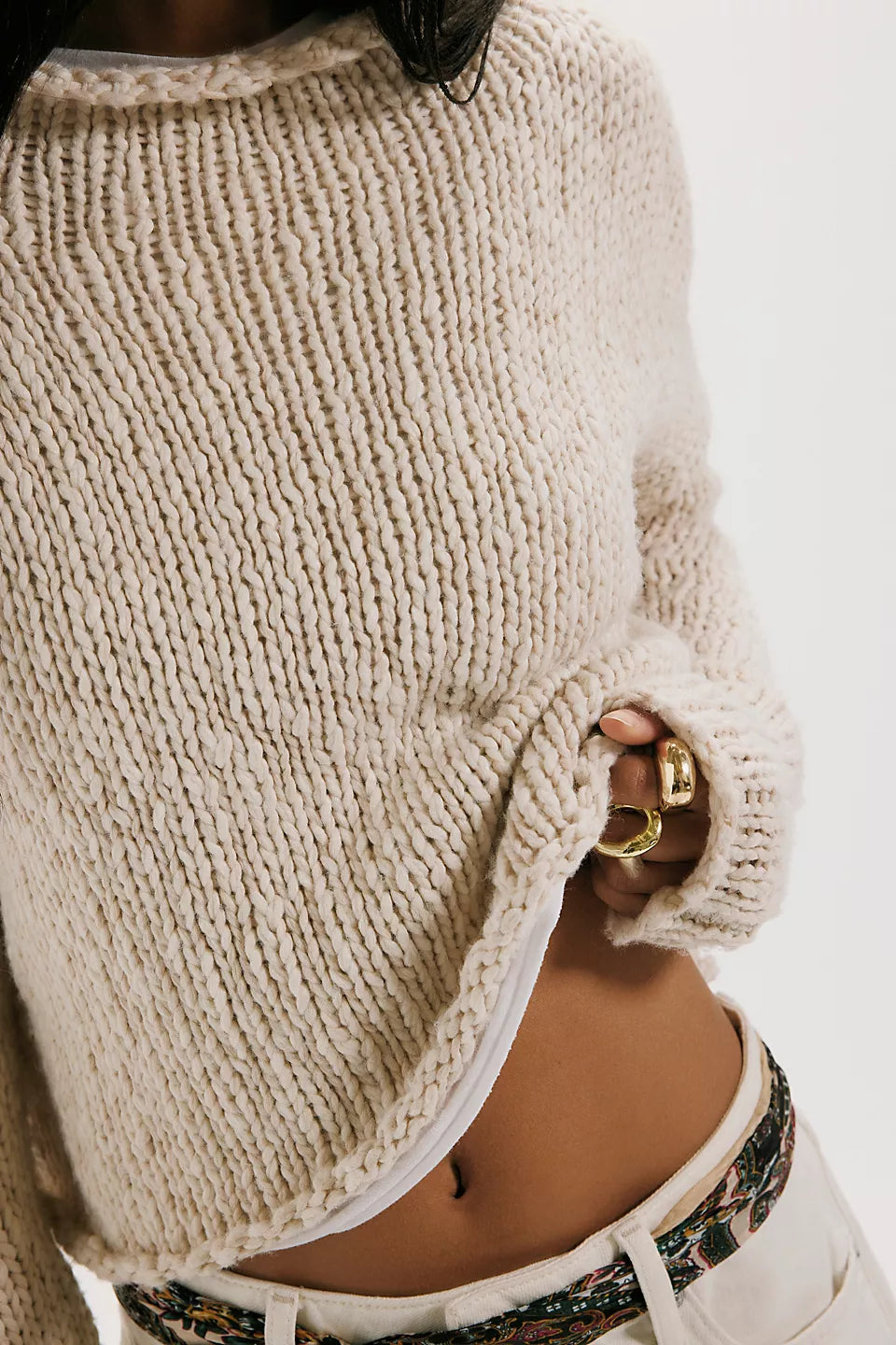 Woman wearing a beige knitted sweater