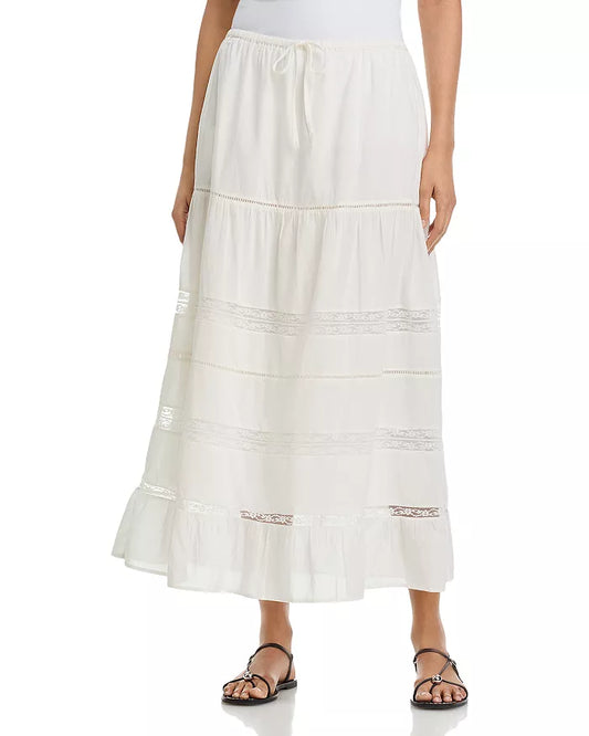 Woman wearing a white skirt with lace details