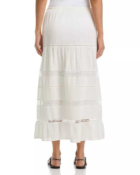 Woman wearing a white skirt with lace details
