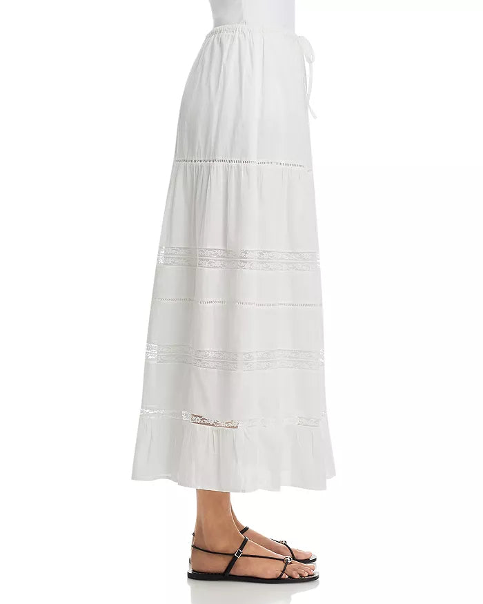 Woman wearing a white skirt with lace details