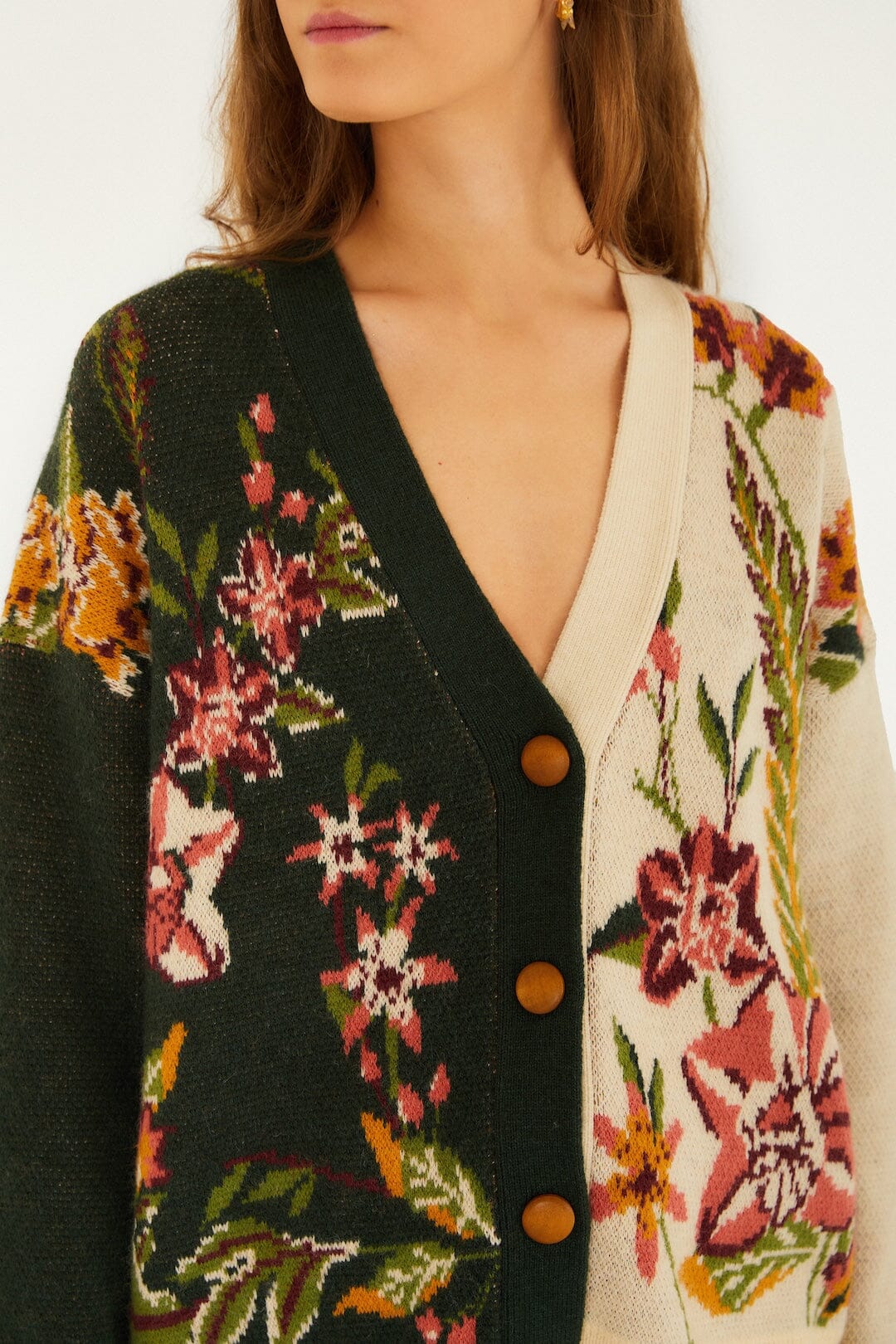 Nature Sand knit cardigan with botanical patterns and large brown buttons, made of soft material for everyday wear.