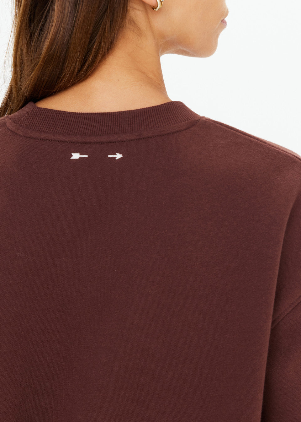 Crew neck cocoa sweater with white arrow motifs by the collar, ideal for casual wear.