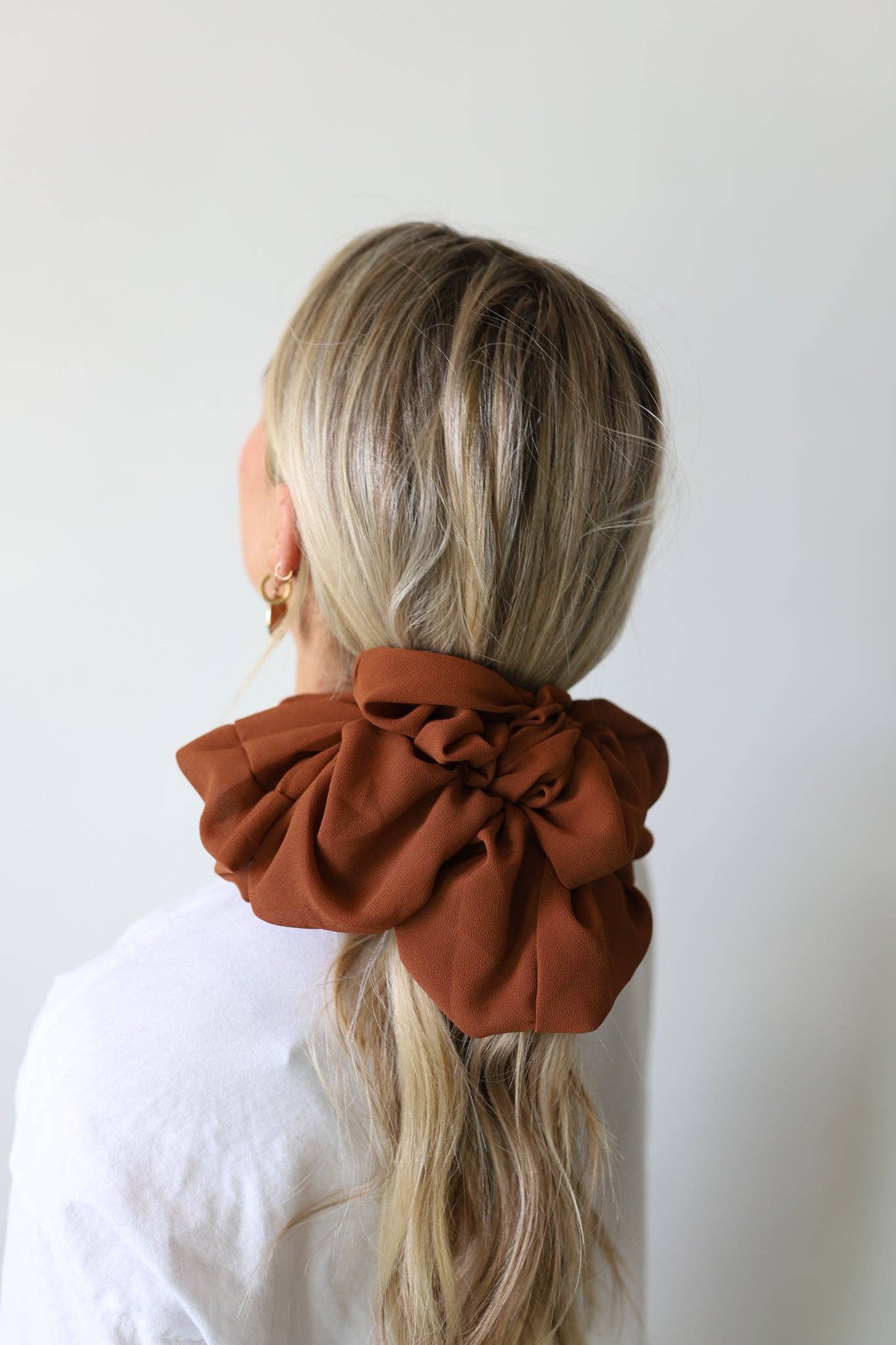 BROWN JUMBO SCRUNCHIE