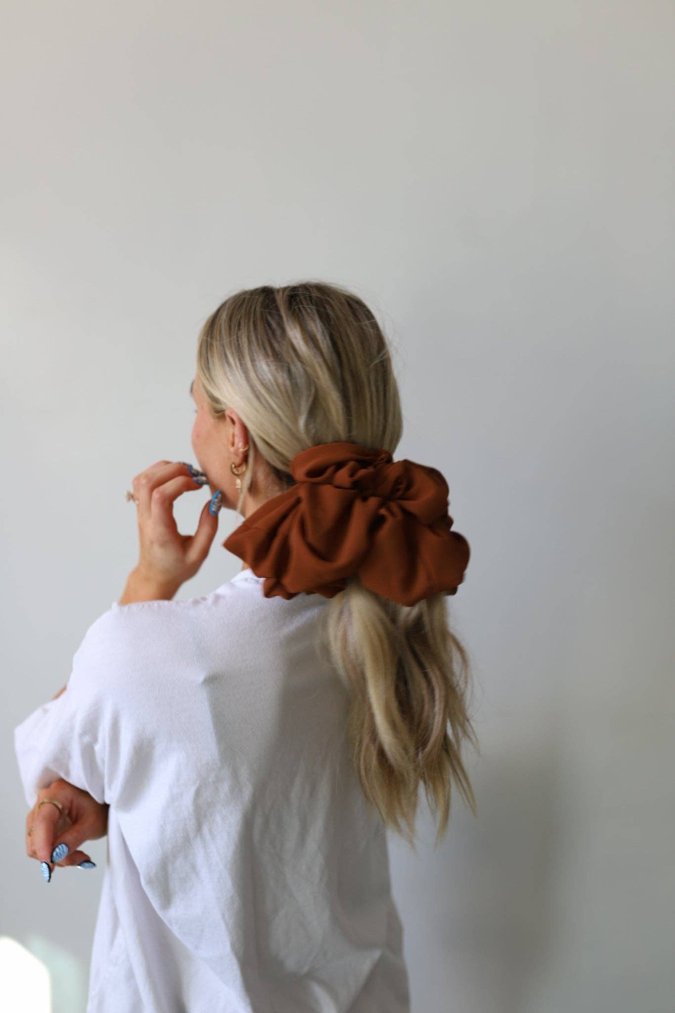 BROWN JUMBO SCRUNCHIE